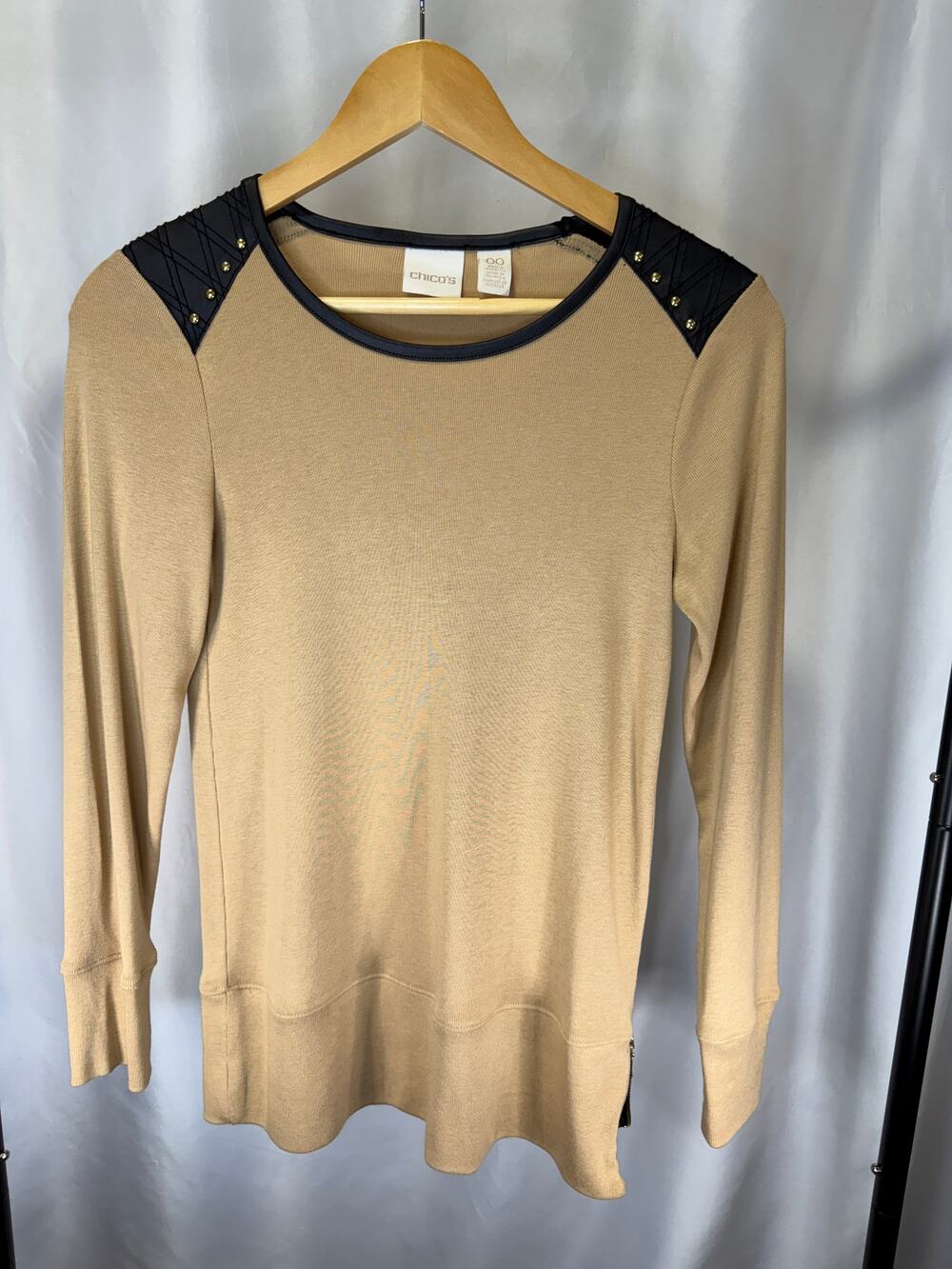 Chico’s Women’s 00 Beige Tan Tunic Top Faux Leather Stud Shoulder Side Zip